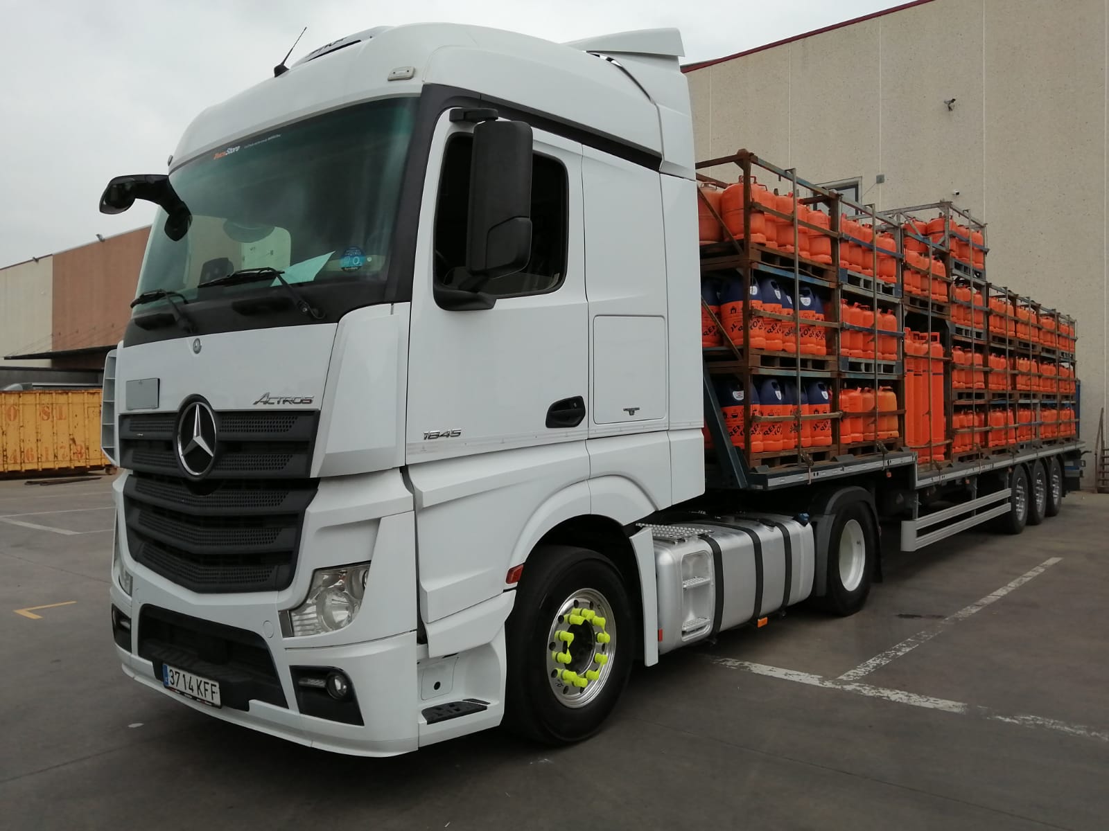 Transporte por carretera de toda clase de gases licuados del petróleo y mercancías a nivel nacional.